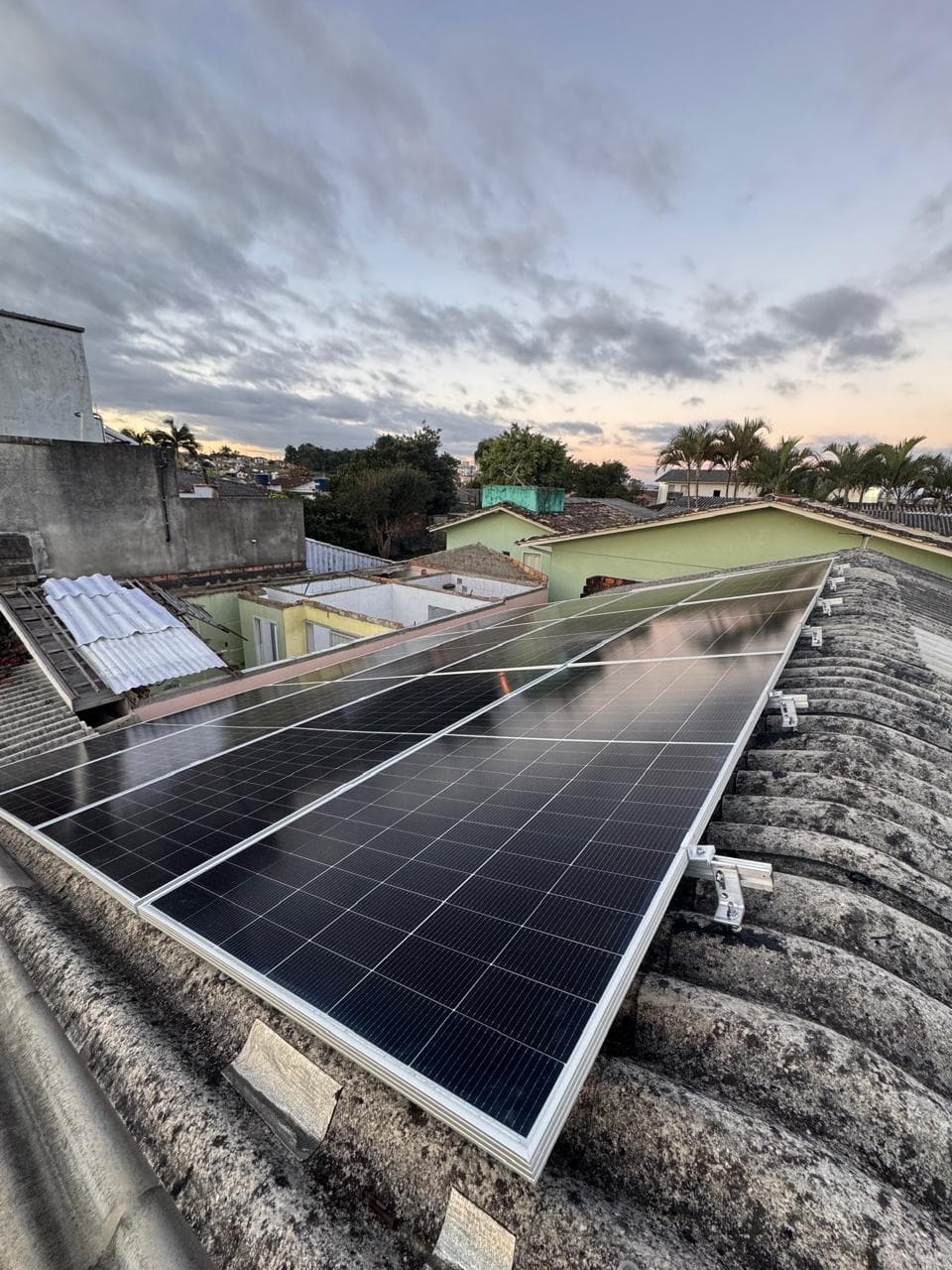 Sistema fotovoltaico residencial em telhado cerâmico executado pela Engenharia do Sol