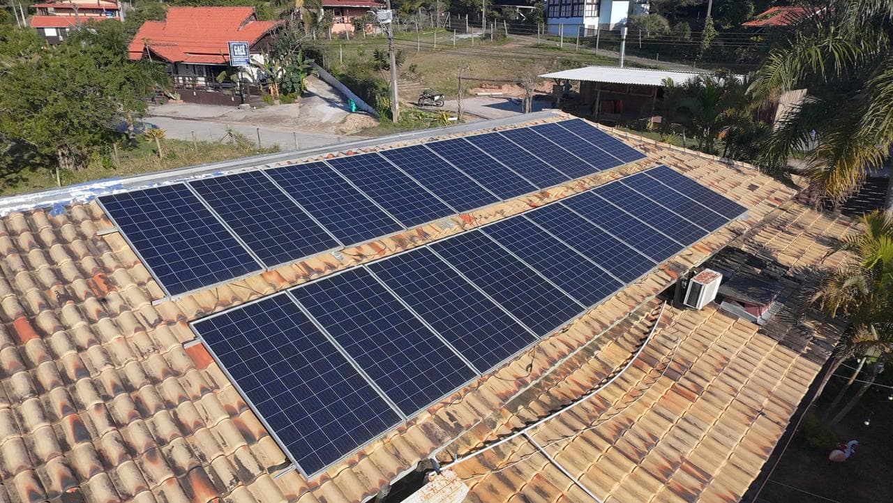 Sistema fotovoltaico residencial da Engenharia do Sol fotografado ao anoitecer