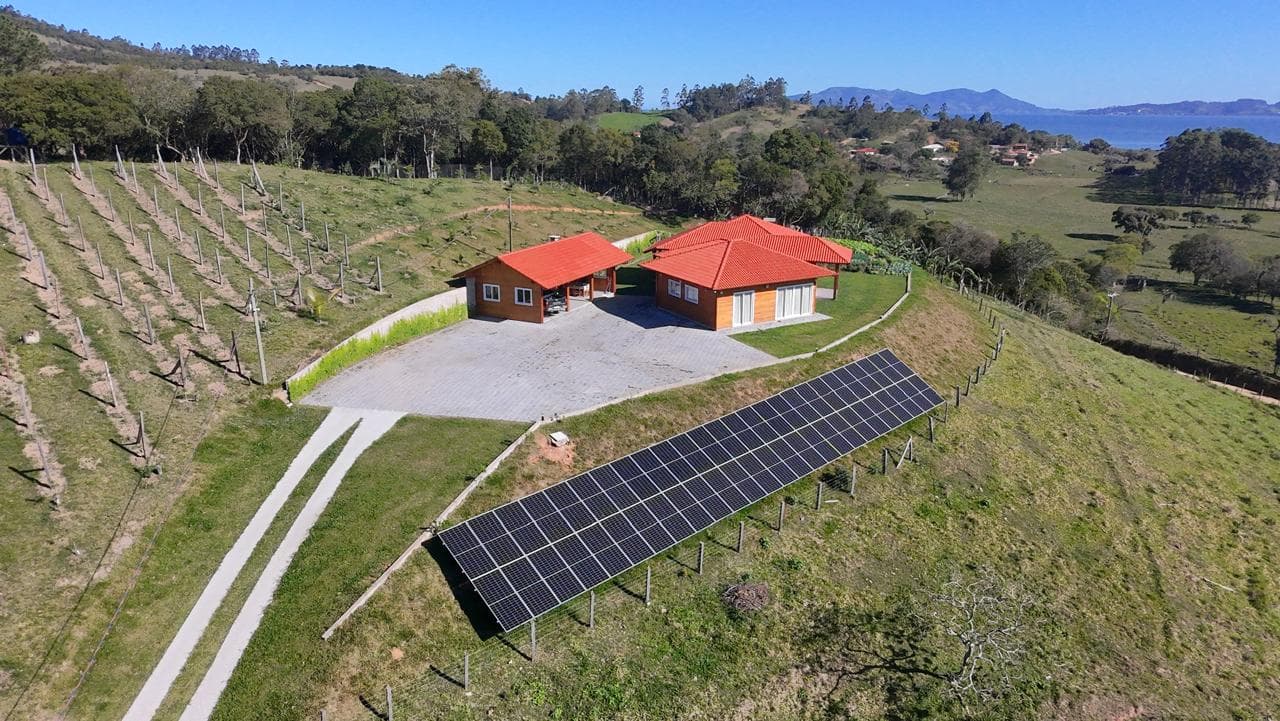Vista aérea de sistema fotovoltaico em solo executado pela Engenharia do Sol