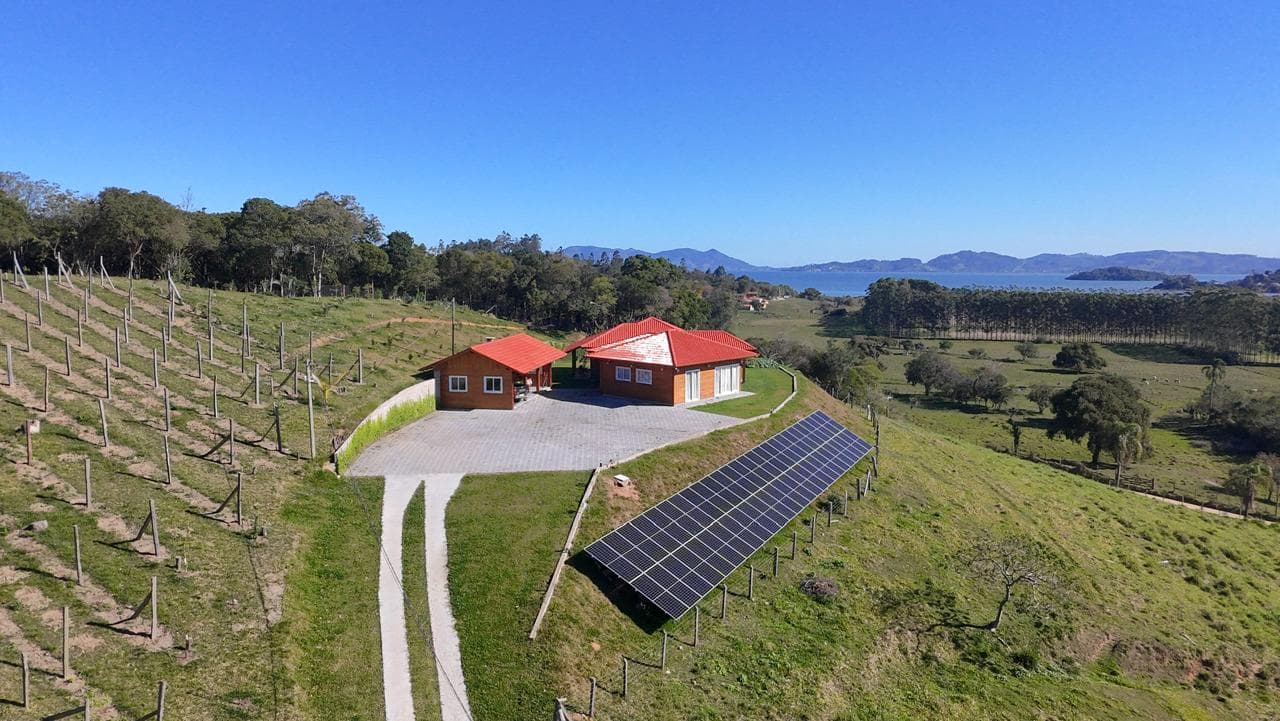Sistema fotovoltaico em solo em propriedade rural executado pela Engenharia do Sol